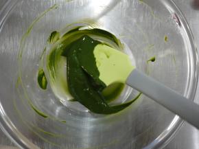 抹茶粉和热水放在小碗中，混合搅拌至无颗粒的状态备用。