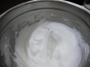 打发蛋白霜。把45克的细砂糖分三次加入到蛋清中。蛋清用电动打蛋器打发至粗泡，加入三分之一的细砂糖。继续打发至蛋白霜比较细腻，加入第二次的糖。等蛋白霜打发到出现纹路，加入最后的一次糖，高速打发至硬性发泡。拉起打蛋头蛋白霜出现一小弯钩状态。