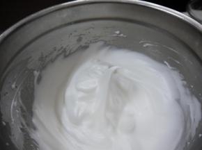 打发蛋白霜。把45克的细砂糖分三次加入到蛋清中。蛋清用电动打蛋器打发至粗泡，加入三分之一的细砂糖。继续打发至蛋白霜比较细腻，加入第二次的糖。等蛋白霜打发到出现纹路，加入最后的一次糖，高速打发至硬性发泡。拉起打蛋头蛋白霜出现一小弯钩状态。