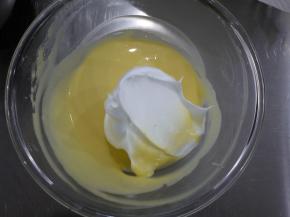 取三分之一的蛋白霜加入蛋黄糊中，用刮刀翻拌均匀。拌好的面糊倒入剩下的蛋白霜中翻拌均匀。