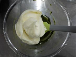 取四分之一拌好的蛋糕糊和抹茶液混合均匀。