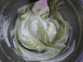 将抹茶面糊和原味面糊稍微混合。这一步不需要混合的很完全。