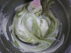 将抹茶面糊和原味面糊稍微混合。这一步不需要混合的很完全。