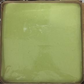 烤盘中事先垫入油布，然后把面糊倒入烤盘中刮平，震出大气泡。