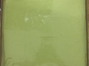 烤盘中事先垫入油布，然后把面糊倒入烤盘中刮平，震出大气泡。