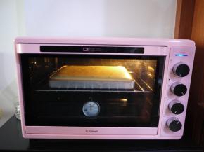 烤箱提前预热，上下火180度，烘烤18分钟左右。