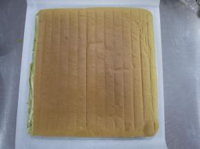 出炉后把蛋糕放在晾网上，把油布撕开倒扣在晾网上冷却。