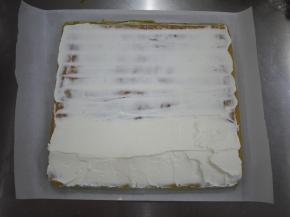 淡奶油加糖打发到硬挺的状态，蛋糕冷却之后把奶油抹在蛋糕上面，然后卷起放入冰箱冷藏定型。