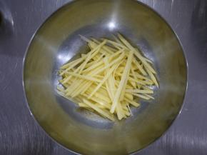 土豆用水清洗干净，去皮切成细条，不能太粗也不能太细。