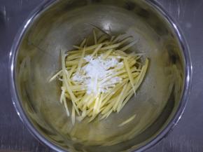 然后把一点玉米淀粉加在土豆里面，拌匀。