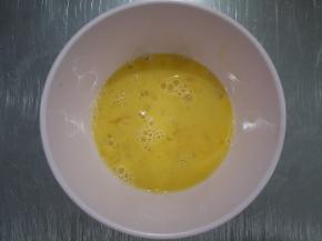 鸡蛋打散后加少许盐备用。