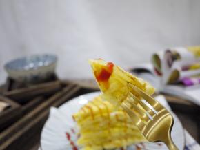 煎好的土豆鸡蛋饼切成小块，挤上一点番茄沙司就可以吃了，又香又好吃，孩子们最爱吃了。