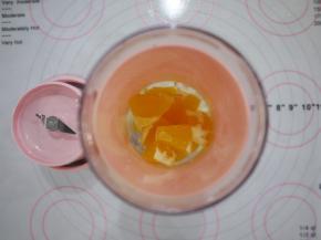 把橙子放进搅拌杯中，搅拌成果汁。