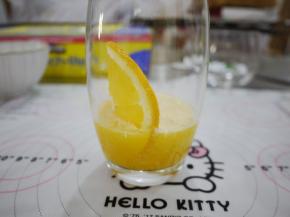 把橙汁倒入杯中，加一点蜂蜜，最后倒入一些苏打水。