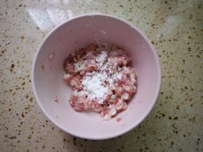 把五花肉用清水清洗干净，然后剁成肉末。加入盐、生抽和玉米淀粉腌制15分钟。