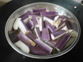 把泡过水的茄子放在碟子中，然后用蒸锅蒸熟，大约蒸10到15分钟。