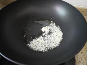 热锅凉油，把切碎的大蒜放入锅中煸炒出香味。