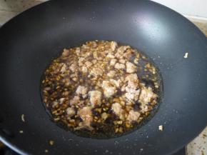 然后加入肉末煸炒成金黄色，肉末炒好之后加入2勺酱油，1勺蚝油，糖和水，大火烧开，煮至酱汁浓稠。