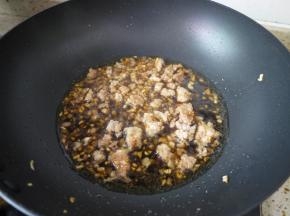 然后加入肉末煸炒成金黄色，肉末炒好之后加入2勺酱油，1勺蚝油，糖和水，大火烧开，煮至酱汁浓稠。