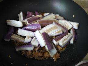 把蒸熟的茄子倒入锅中翻炒均匀，出锅之前淋上一点香油即可。