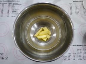 黄油隔热水融化备用。
