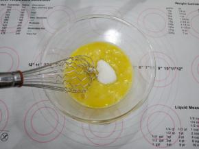 鸡蛋打散，加入细砂糖搅拌均匀，无需打发，只需要搅拌均匀即可。