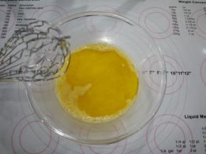 加入融化的黄油继续搅拌均匀，直到糖全部融化。