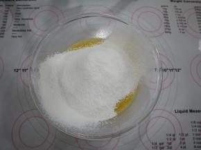 低筋面粉过筛后加入到蛋黄糊中，搅拌成无干粉的状态。