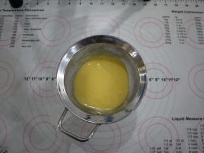 把做好的面糊过筛，装入裱花袋备用。