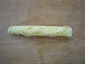 当面糊状态变成哑光的颜色，而且不粘手，即可关火。把蕾丝饼拿出来，等稍微冷却之后把它卷成蛋卷。