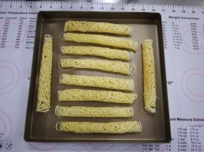 把做好的蛋卷放在烤盘中。