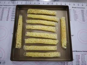把做好的蛋卷放在烤盘中。