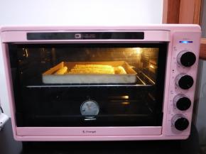 烤箱预热，上下火150度，烘烤10分钟左右，具体看各自的烤箱状况，蛋卷摸起来比较硬，就可以拿出来晾凉，冷却之后就可以吃了。