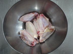 鸡翅解冻后用清水浸泡15分钟，以便于去除鸡翅中的血水。