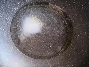 将水、玉米油和白糖混合