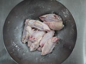 清洗干净的鸡翅沥干水分，加入盐和玉米淀粉拌匀。