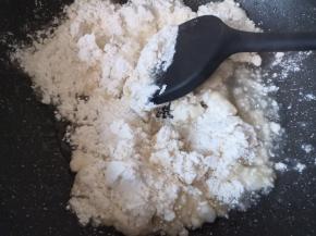 倒入面粉，快速搅拌