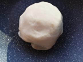 揉成光滑的面团，静置10分钟