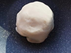 揉成光滑的面团，静置10分钟