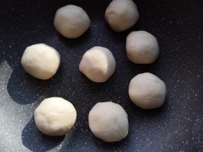 将静置后的面团平均分成8份，滚圆