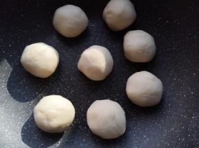 将静置后的面团平均分成8份，滚圆