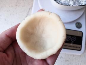 将每个小面团用手指整成碗状