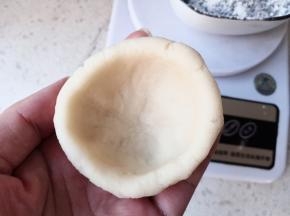 将每个小面团用手指整成碗状