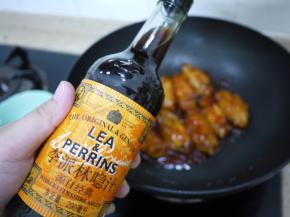 出锅之前加1勺喼汁，鸡翅均匀的裹上茄汁之后，即可出锅。