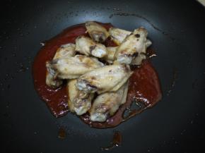 锅里留少许油，加入番茄沙司、白砂糖和少许的水，煮至白砂糖全部融化。然后小火煮到番茄酱变浓稠。然后把鸡翅放进去翻炒均匀。