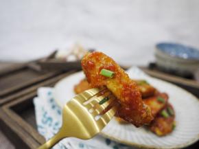 刚刚煮好的茄汁鸡翅外皮还带有一点点脆，非常好吃，咬一口，里面还有肉汁流出来，酸酸甜甜非常的下饭。赶紧回家做起来吧。