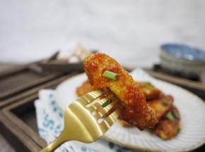 刚刚煮好的茄汁鸡翅外皮还带有一点点脆，非常好吃，咬一口，里面还有肉汁流出来，酸酸甜甜非常的下饭。赶紧回家做起来吧。