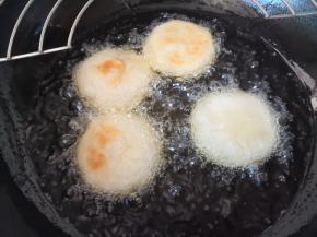 油温六成热时放入饼，中小火炸，不时翻面