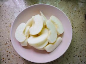 雪梨清洗干净，然后去皮、去核，切成小块备用。梨有很多种类，无论是水晶梨、雪梨、贡梨、鸭嘴梨都可以使用。