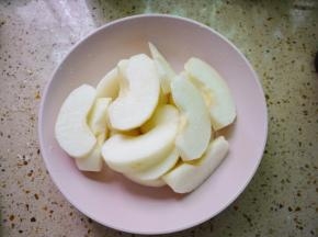 雪梨清洗干净，然后去皮、去核，切成小块备用。梨有很多种类，无论是水晶梨、雪梨、贡梨、鸭嘴梨都可以使用。